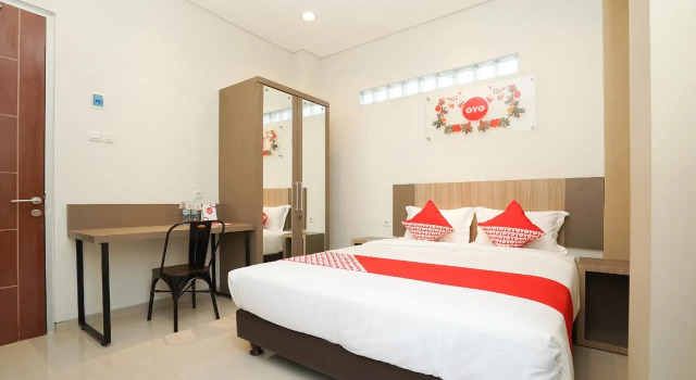 Graha 8 Syariah By OYO Rooms, Book Hotel Hoteller i Bubutan med parkering, Parkering