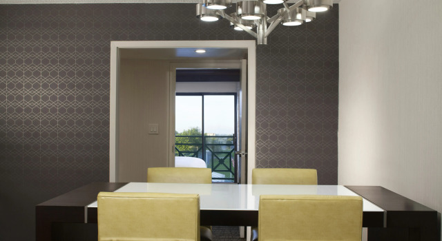 Embassy Suites by Hilton Philadelphia Airport, Забронировать Отель Филадельфия Philadelphia Metropolitan Area, рядом с John Heinz Refuge Trailhead
