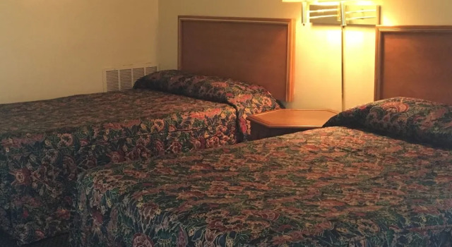Четырёхместный номер Standard Guest House Motel Chanute