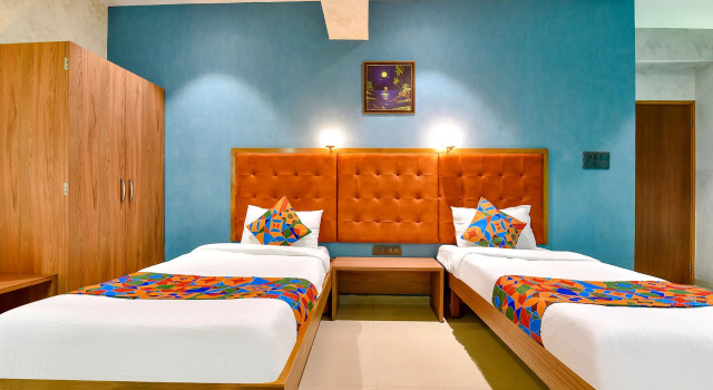 Номер Deluxe Fabhotel Siddharth Corporate