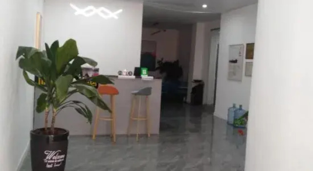Luojiang Yijia Business Hotel, Rezerwuj Hotel Hotele w Deyang z parkingiem, Parking