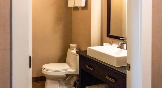 Четырёхместный номер Superior Coast Penticton Hotel