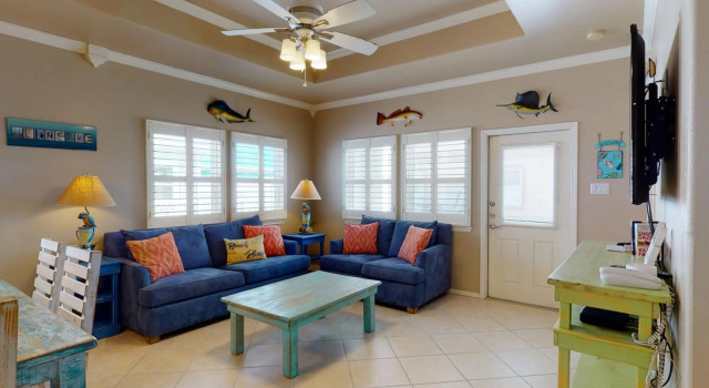 SFH201 Newly Renovated Ground Floor Townhome, Shared Pool, Near Beach