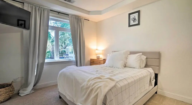 Коттедж Luxe Getaway w/ Riverfront Views in Grants Pass!