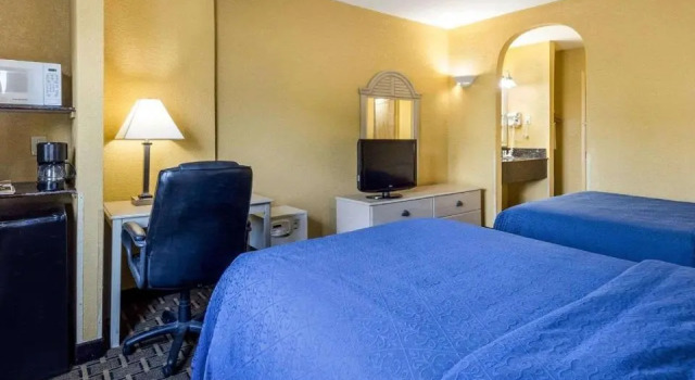 Четырёхместный номер Standard с балконом Quality Inn & Suites Corpus Christi Beachside