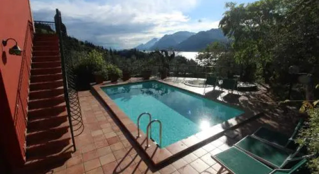 red house conditioned whit pool enchanting lake view, Prenota Appartamento Hotel a Veneto con piscina, Piscina