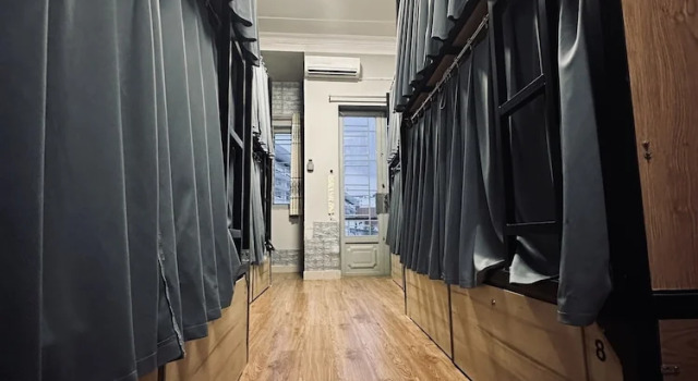 Кровать в общем номере с балконом Alleyway Hostel