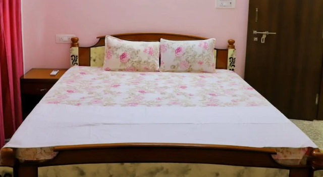 TrueLife Homestays - Royal Nagar - Location - Luxury - Service - Near Railway Station on the way to Tirumala Temple - Fast WiFi - Kitchen - Fully Furnished AC 2BHK Service Apartments for Families visiting Tirupati Temple - Top Service with lots of Love, Rezervovat Apartmán Hotely v Andhra Pradesh s parkováním, Parkování