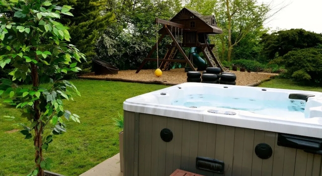 Номер Standard Deluxe 1 Bed Versace Hottub Skytv