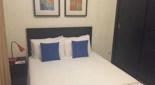 2 soveværelser i standard- på øverste etage værelse med altan Midan Hotel Suites