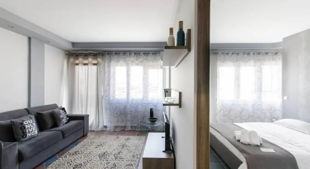 Апартаменты с балконом Evel's Home Suites
