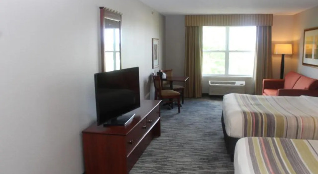 Четырёхместный номер Standard Country Inn & Suites by Radisson, Crystal Lake, IL