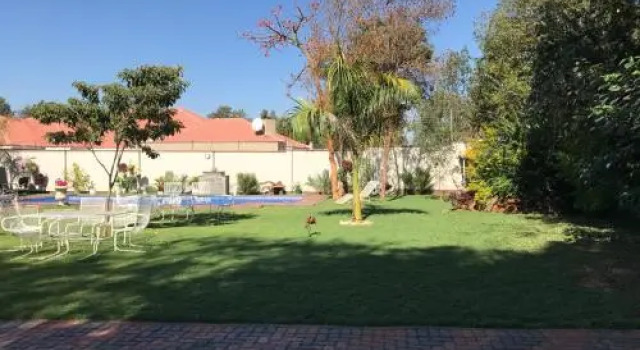 Mandara Beeston guest house, Book Pension Hoteller i Mandara med pool, Swimmingpool