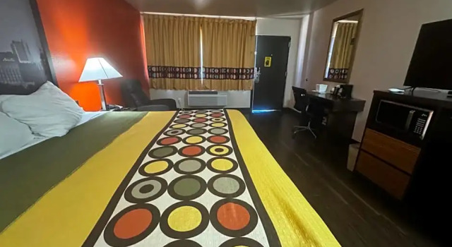 Номер Standard Super 8 by Wyndham Giddings