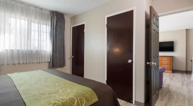 Люкс Deluxe Rodeway Inn & Suites Portland West - Beaverton