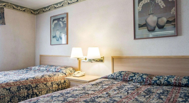 Четырёхместный номер Standard Rodeway Inn Monterey Near Fairgrounds