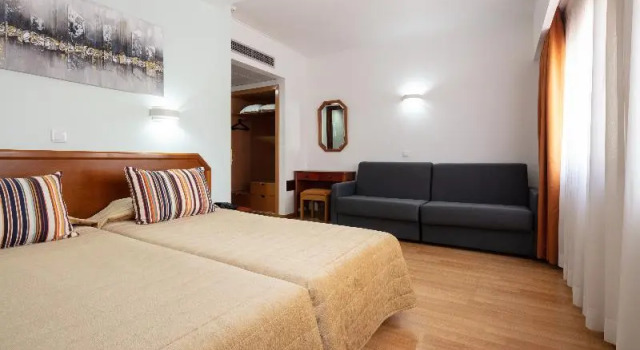 Четырёхместный номер Standard с балконом Hotel Anjos