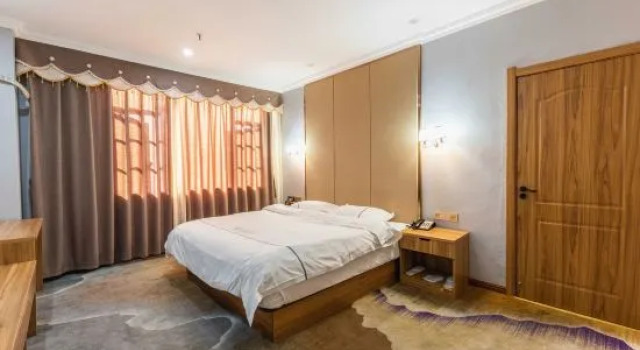Люкс Business Xiaogan Education Hotel