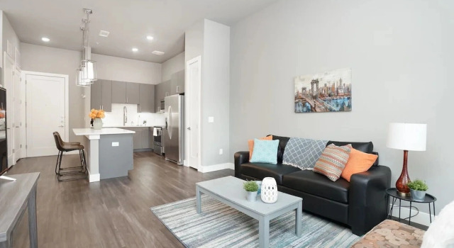 1 BR and 2 BR near Downtown by Frontdesk, Забронировать Апартаменты/квартира Сан-Антонио Bexar County, рядом с Квартал исторических искусств Ла Вильита