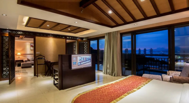 Люкс с балконом и с видом на море Отель Grand Metropark Bay Sanya