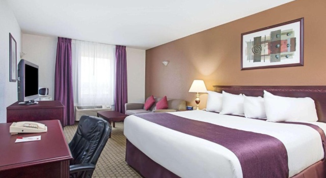 Номер Standard Ramada by Wyndham Red Deer Hotel & Suites