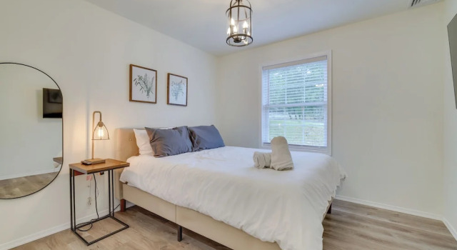 7 Mi to Camelback Mtn: Chic Penn Estates Home, Book Hotel Stroudsburg 