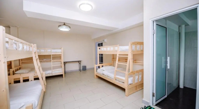Кровать в общем номере SemRock Hotel