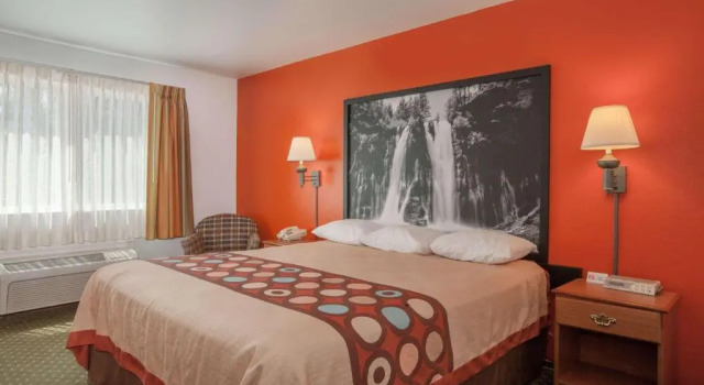 Люкс Super 8 by Wyndham Cloverdale Wine Country