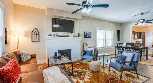 Chic Lawton Home, 5 Mins to Fort Sill, Buchen Sie Ferienhaus Fort Sill Oklahoma