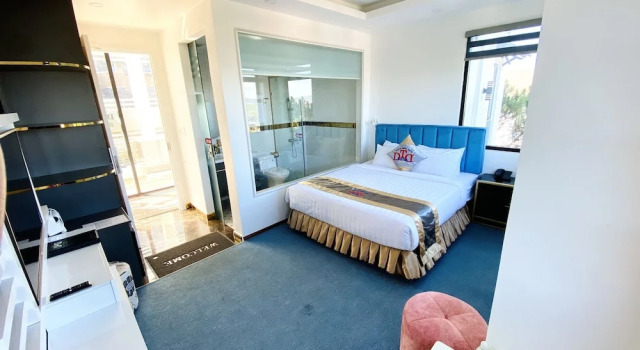 Четырёхместный номер Deluxe с балконом Dallas Hotel Dalat