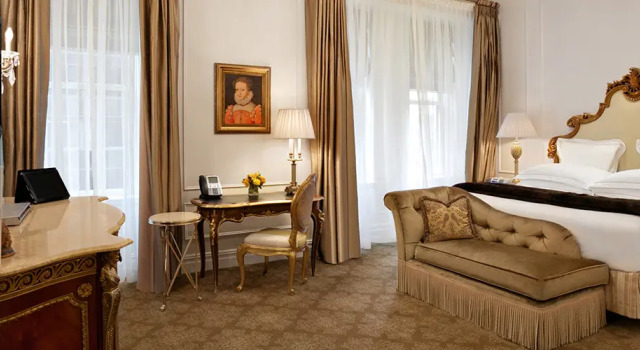 Номер Deluxe The Plaza, A Fairmont Hotel