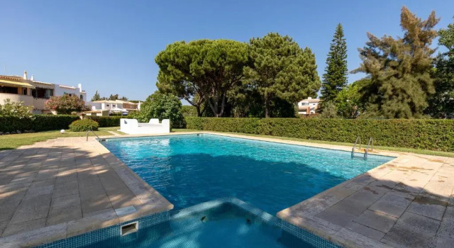5 bedrooms villa with private pool enclosed garden and wifi at Quarteira, Rezerwuj Willa Domki letniskowe w Sotavento, Domek