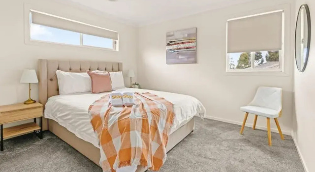 StayAU Modern Sanctuary Mins Ct&Airport, Book Feriehus Sommerhuse i Melbourne, Hytte