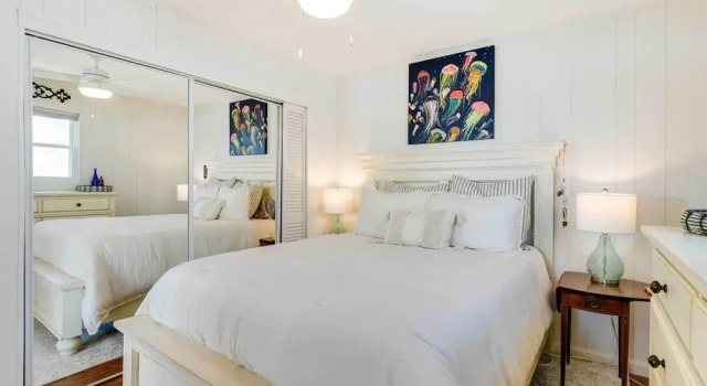 < 1 Mi to Ocean: Water-view Home in Jamaica Beach, Забронировать Отель Джамайка-Бич США
