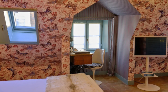 Номер Comfort Hôtel du Petit Moulin, Haute Couture hotel by Lacroix