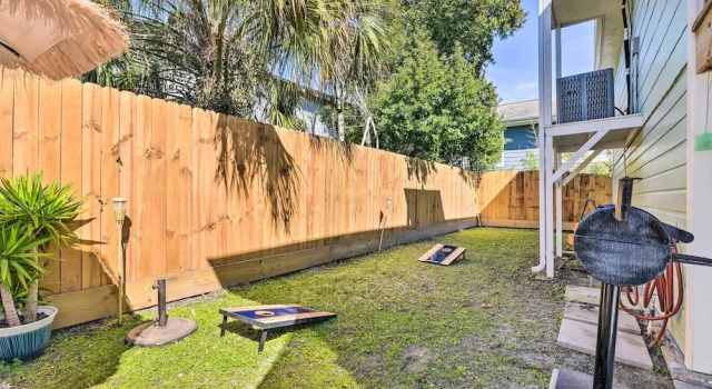 Коттедж с 2 комнатами с балконом Galveston Retreat w/ Backyard & Patio