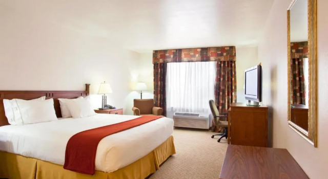 Номер Standard Holiday Inn Express Hotel & Suites Mattoon by IHG