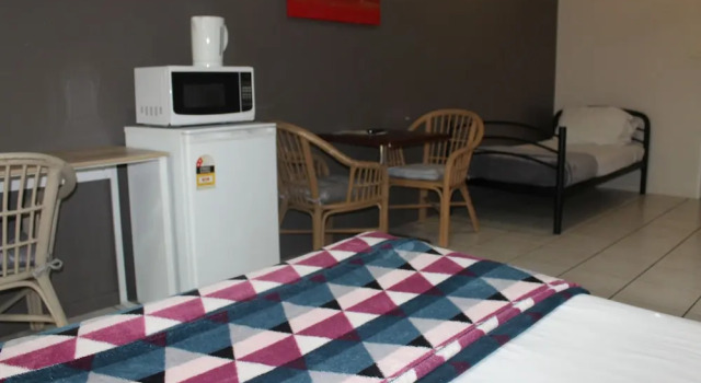 Кровать в общем номере с балконом Bohemia Resort Cairns