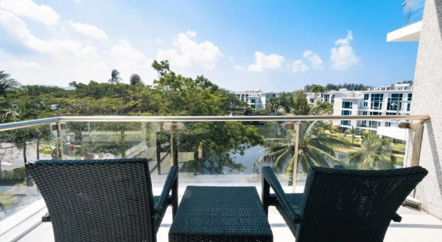 Двухместный номер Deluxe с балконом Splash Beach Resort Phuket, Family-Friendly Beachfront Resort