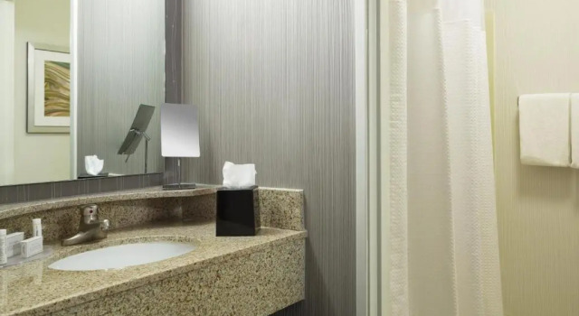 Четырёхместный номер Standard Courtyard Chicago St. Charles