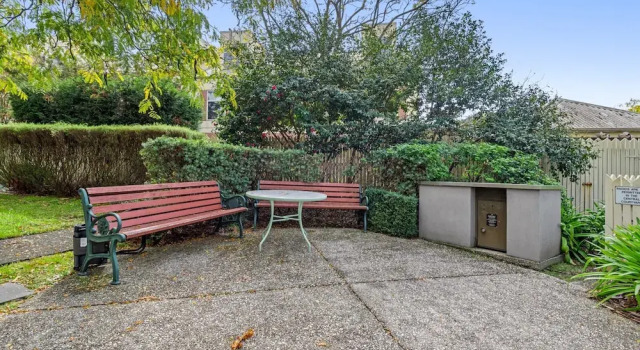 Perfect 2-bed Inner-city Home With Pool & BBQ Area, Book Apartment Melbourne 