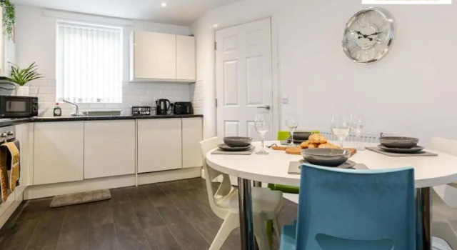 Modern Townhouse - Free Gated Parking - City Centre - 5 ! By Hinkley Homes Short Lets & Serviced Accommodation