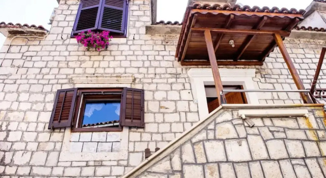Picturesque House in Kaštela Old Town Near Beach and Local Amenities, Rezerwuj Dom wakacyjny Hotele w Split-Dalmatia County z parkingiem, Parking
