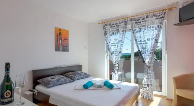 Апартаменты Comfort Crowonder Lucky Holiday House with Pool and Patio 30 meters from the Beach
