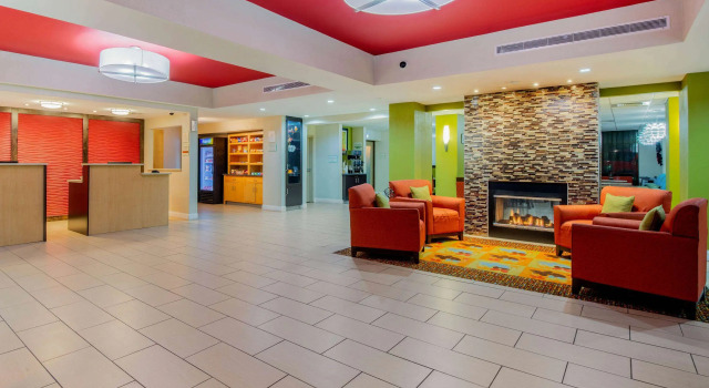 La Quinta Inn & Suites by Wyndham Elkview - Charleston NE, Book Hotel Elkview West Virginia