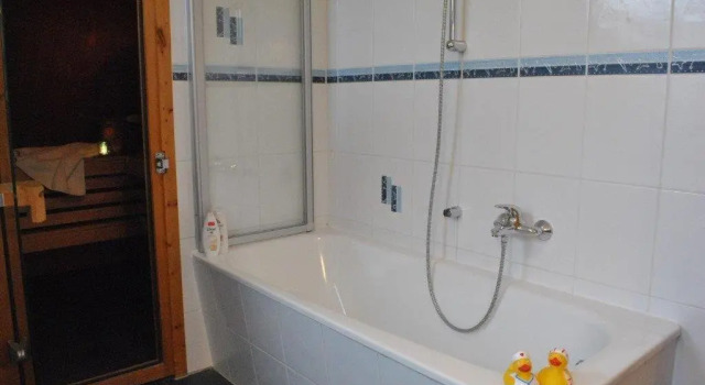 Коттедж с 4 комнатами Reetdachhaus Weißdorn 1