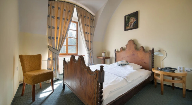 Zámecký Hotel Maxmilián, Rezerwuj Ośrodek wypoczynkowy Hotele w Central Bohemia z parkingiem, Parking