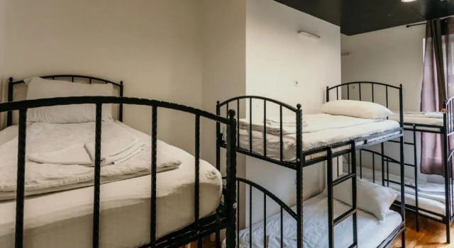 Кровать в общем номере с красивым видом из окна Hostel Franz Ferdinand