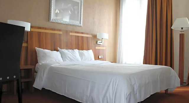 Номер Standard Hotel The Originals du Grand Monarque Nantes Gare