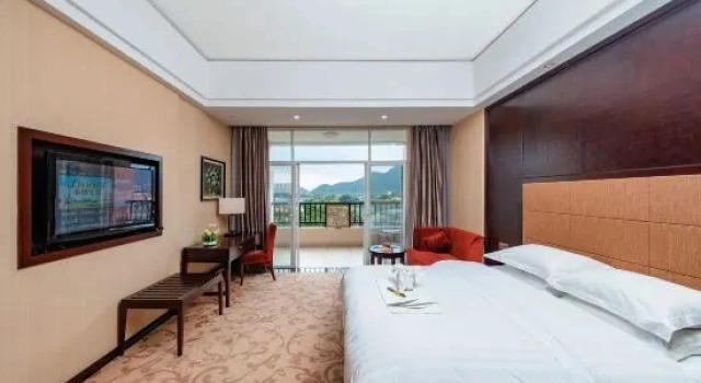 O podwyższonym standardzie rodzinny suite 1 sypialnia z widokiem na wodę Grace Spring Hotel